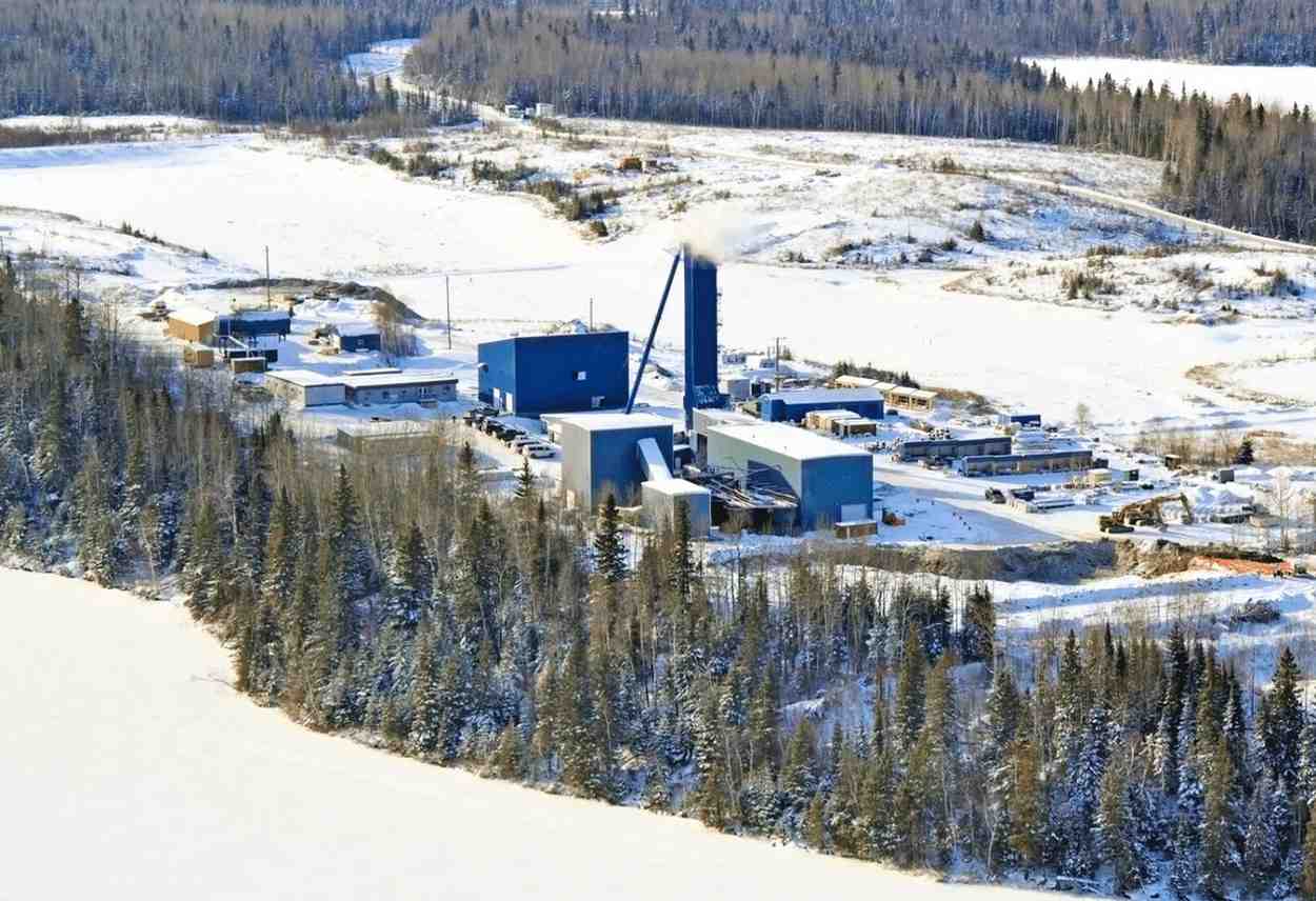 A well-designed steel mining facility built to withstand extreme cold temperatures and remote access challenges.